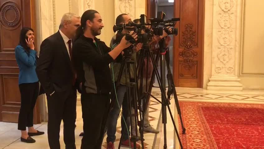 Ce făcea Dragnea în spatele unor jurnaliști. Comportament bizar al liderului PSD