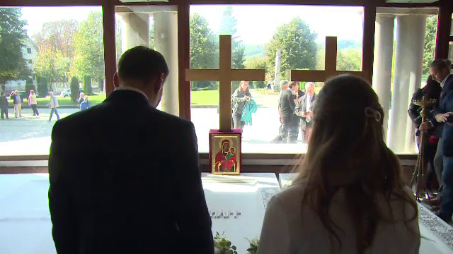 Nicolae şi Alina au mers la mormintele Regelui Mihai si Reginei Ana. Mesajul transmis familiei regale