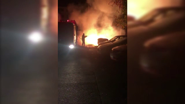 Piromani căutați la Bistrița. Au incendiat tomberoane în mijlocul nopții