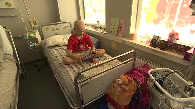 ”Viața atârnă de un fir de păr”. Ajută-i pe copiii bolnavi de cancer printr-un simplu SMS