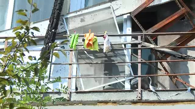 Oamenii au început să se mute înapoi în blocul ars. Unii susţin că dezvoltatorul le-ar fi cerut bani pentru reconstrucţie