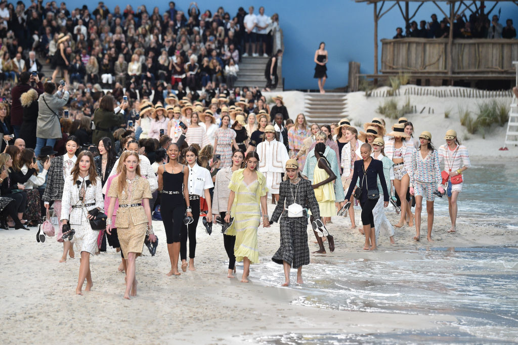 Nisipul şi valurile Oceanului, în centrul Parisului. Prezentarea inedită a casei de modă Chanel