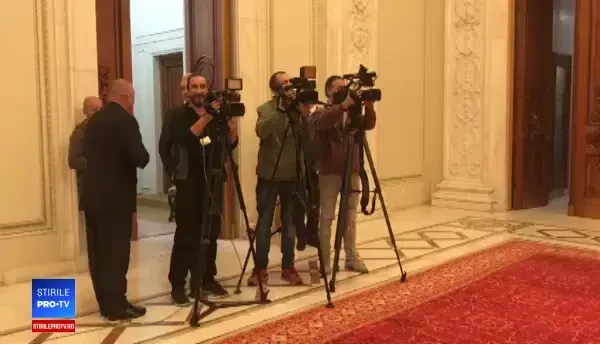 Ce făcea Dragnea în spatele unor jurnaliști. Comportament bizar al liderului PSD