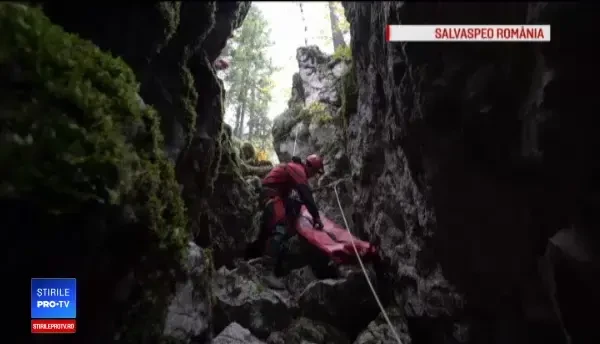 Exercițiu în Avenul Brătei: femeie, ”salvată” de la 70 de metri adâncime