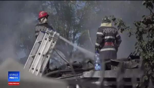 Cum a luat foc o casă renovată cu banii trimişi de un cuplu care lucrează în Spania