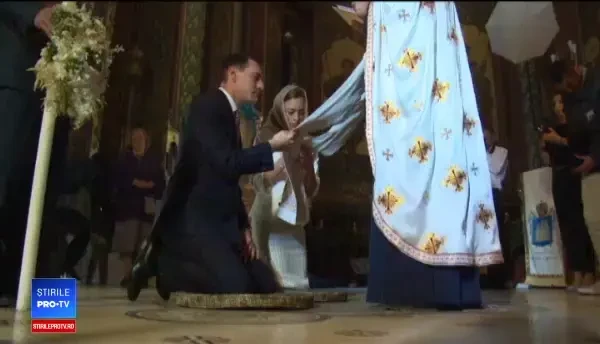 Nicolae şi Alina au mers la mormintele Regelui Mihai si Reginei Ana. Mesajul transmis familiei regale