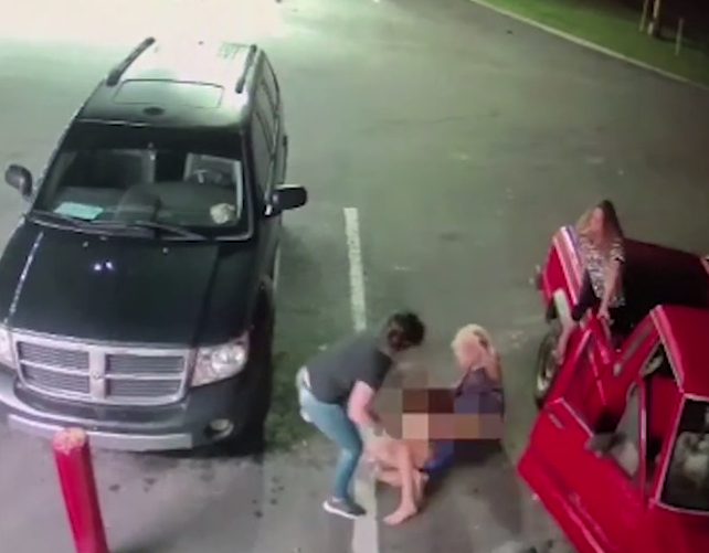 Mama şi fiica, snopite în bătaie de o tânără de 18 ani. Camerele de supraveghere au surprins incidentul