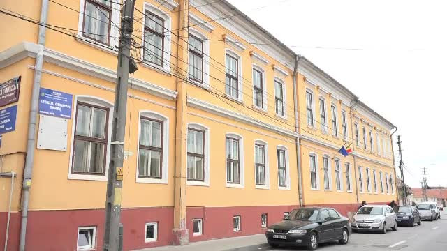 Un elev de clasa a cincea din Sebeș susține că a fost lovit peste faţă de profesorul de istorie