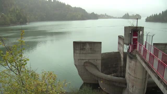 Risc de dezastru. Un baraj s-ar putea rupe, iar autoritățile vor să golească un lac