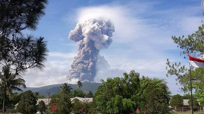 După cutremur şi tsunami, Indonezia e lovită şi de o erupţie vulcanică