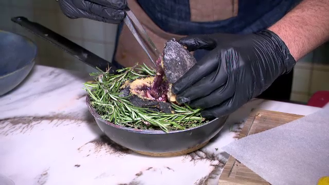 Supa de pește și găluștele cu prune fac furori la Paris. Cât costă un burger cu varză călită