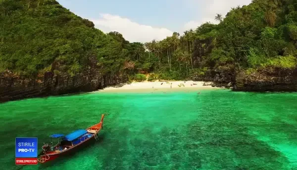 Plaja unde ajungeau zilnic 5000 de turiști și 200 de ambarcațiuni