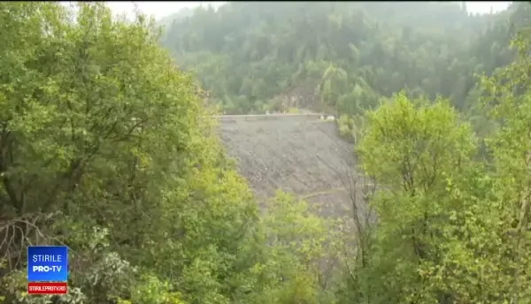 Risc de dezastru. Un baraj s-ar putea rupe, iar autoritățile vor să golească un lac