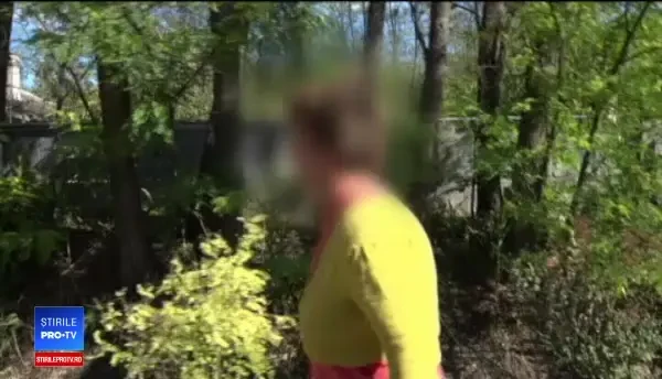 O mamă furioasă din Vaslui a atacat-o pe angajata Protecției Copilului, după ce i-au fost luați copiii