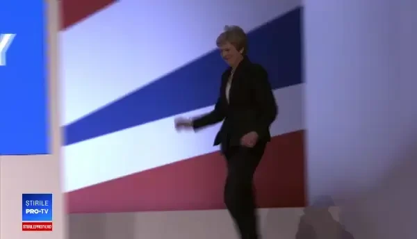 Theresa May a dansat pe melodia Dancing Queen, după ce a transmis un avertisment UE. VIDEO