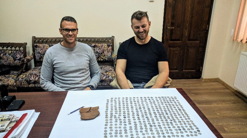 Comoară găsită de 2 tineri într-o pădure din Bihor. Sute de monede din argint din epoca romană