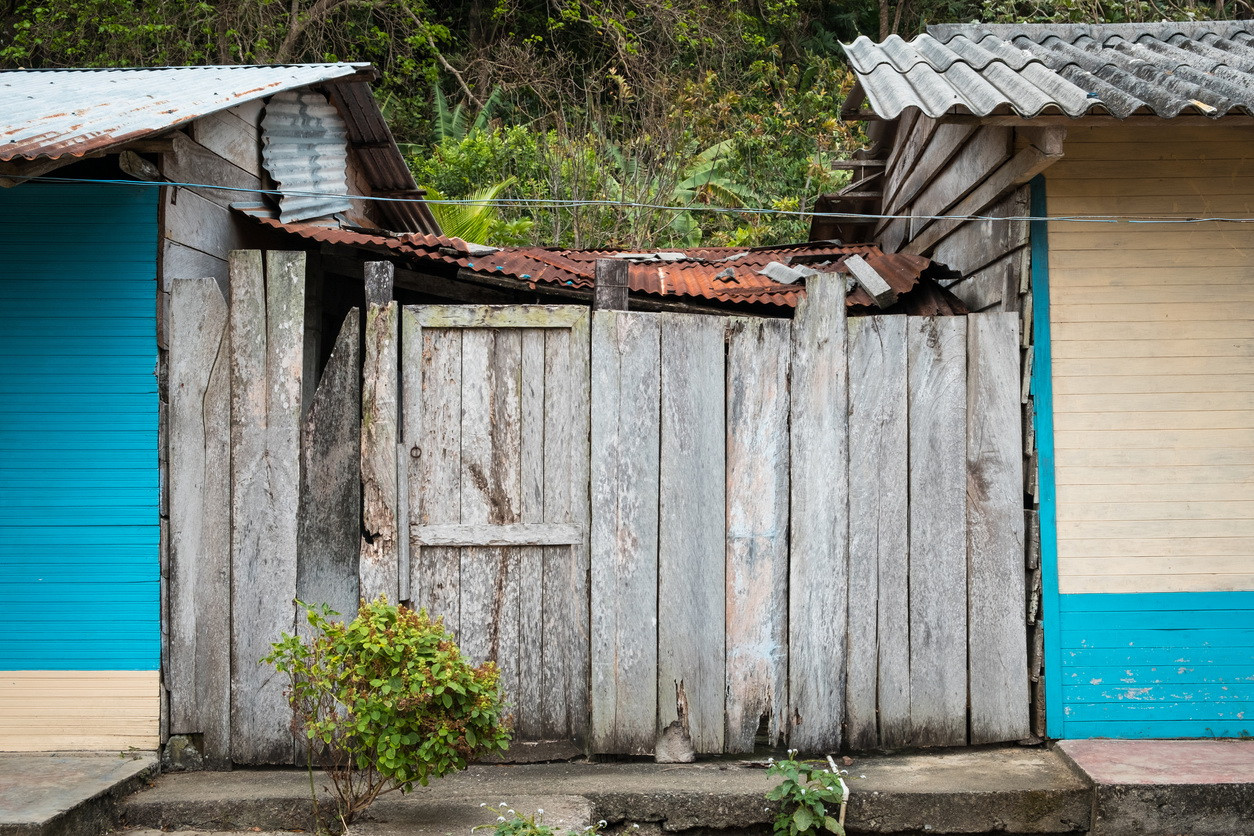 Bărbat eliberat dintr-o magazie fără ferestre, unde a fost sechestrat timp de 40 de ani