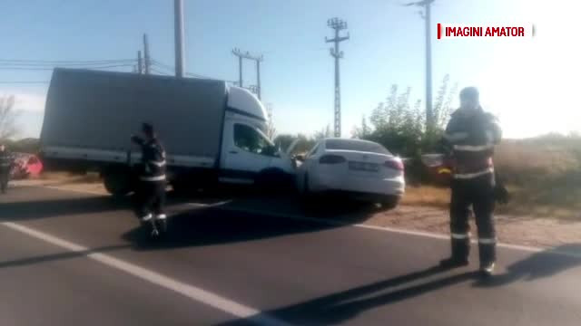 Trei mașini s-au ciocnit violent în Dâmbovița. Un șofer a pierdut controlul într-o curbă