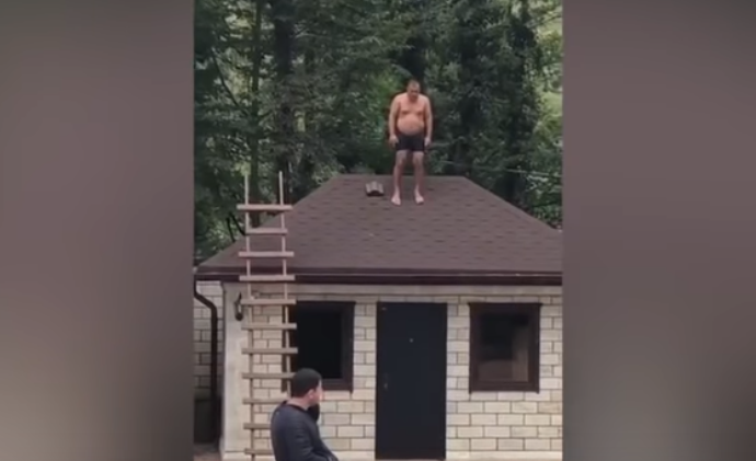 A vrut să sară de pe acoperiș în piscină, dar totul s-a terminat catastrofal. VIDEO