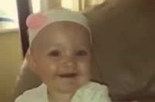 O fetiță a murit după ce mama sa a legat-o de glezne, într-o cușcă