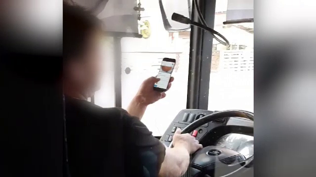 Ce a pățit un șofer de autobuz după ce a fost filmat în timp ce naviga pe internet, în trafic