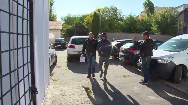 Ce au descoperit polițiștii în casa unor hoți de haine din București