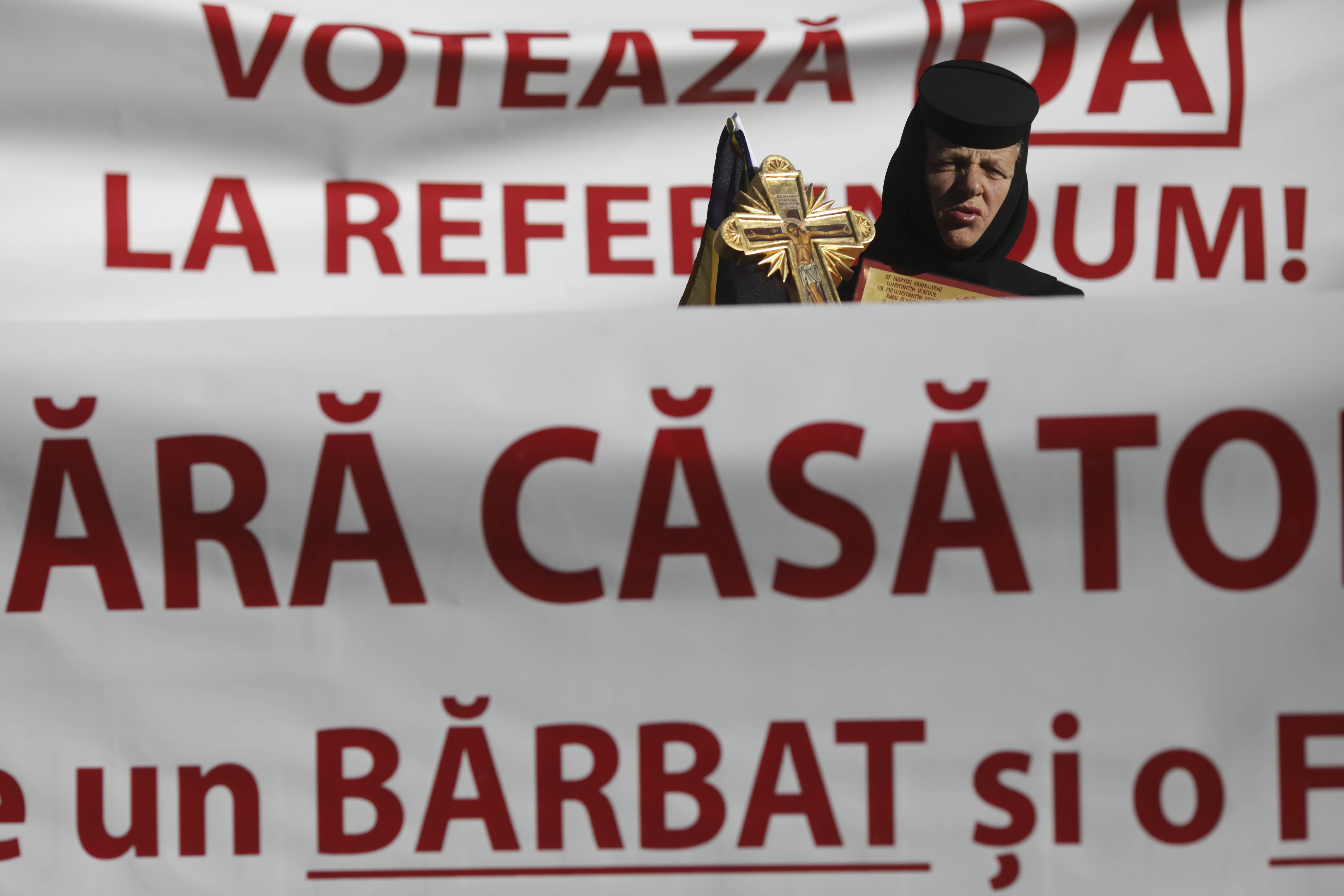 Procesiune pro-referendum pe străzile unei localități din Olt. FOTO