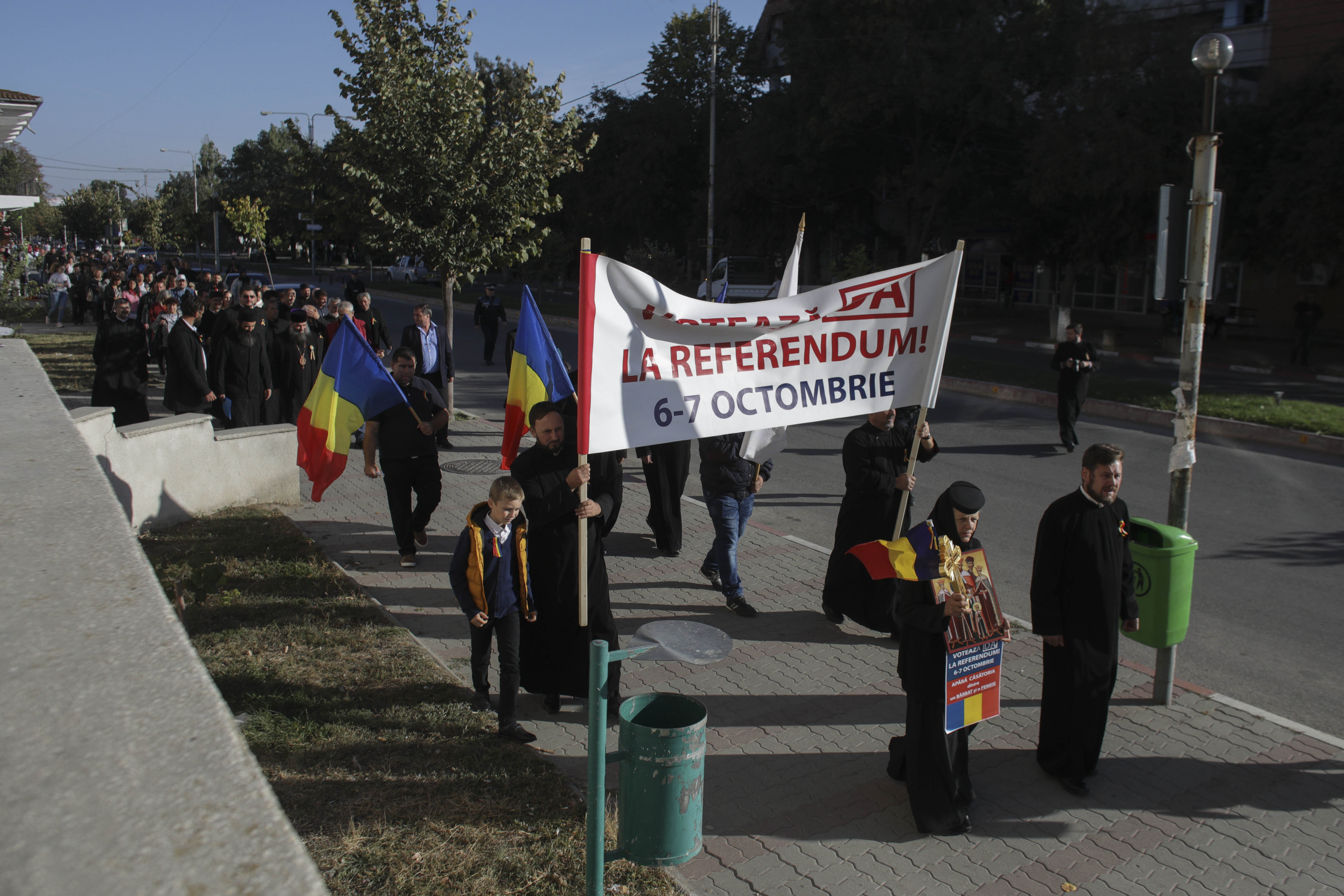 Procesiune pro-referendum in Olt