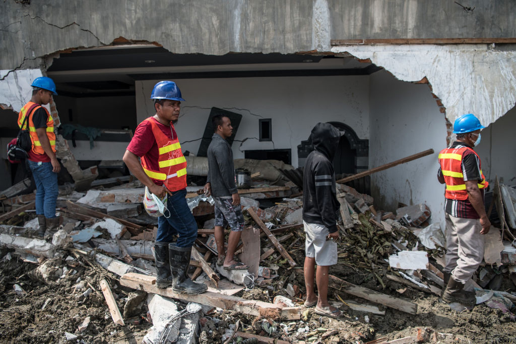 Tragedia din Indonezia. Autoritățile îngroapă victimele fără să le mai identifice