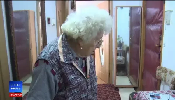 Fostă învățătoare, lăsată fără 3.000 de euro. Cum au păcălit-o hoții să nu-și sune fiul