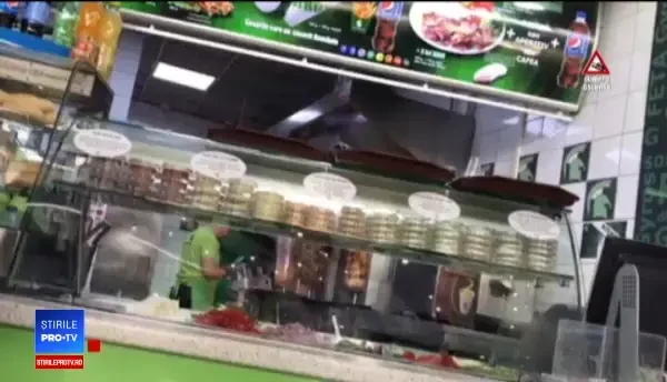 Mâncarea, servită și cu o porție de bacterii. Cât de murdare sunt tăvile de la autoserviri