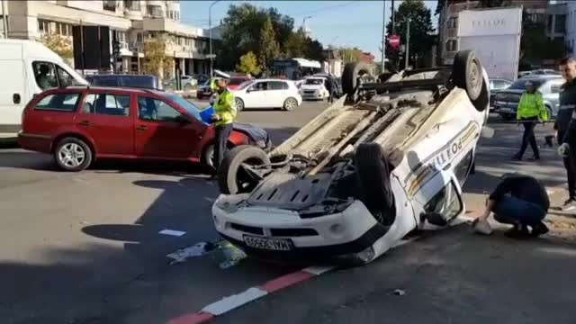 Polițist rănit în misiune, în Pitești. Un șofer neatent a izbit în plin autospeciala