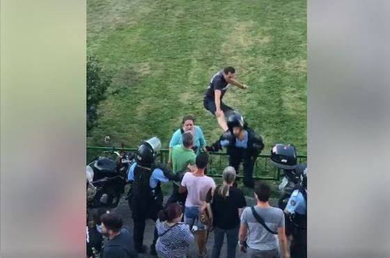 Un protestatar care a lovit-o pe jandarmerița agresată la mitingul din 10 august a fost arestat