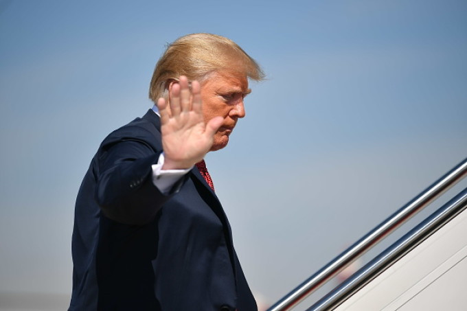 Moment penibil pentru Donald Trump. Cum a fost surprins în timp ce urca în avion. VIDEO