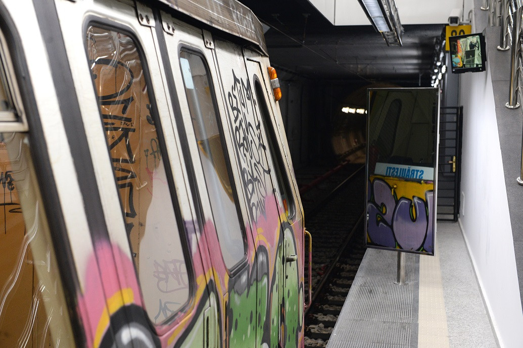 Femeie prinsă între metrou şi peron, într-o staţie din Bucureşti