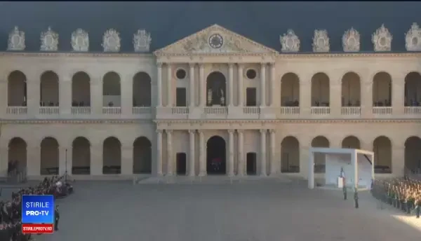 Ceremonie pentru omagierea lui Charles Aznavour. Macron: