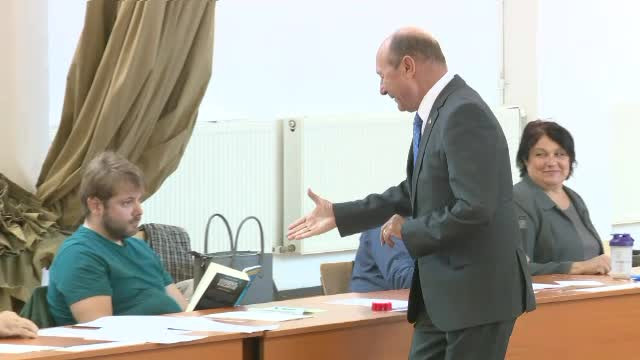 Un membru al secției de vot a refuzat să dea mâna cu Băsescu și Dragnea. Le-a făcut un semn discret