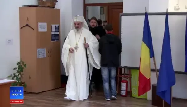 Ce le-a oferit patriarhul Daniel celor din secția de votare: „Un drept și o binecuvântare”