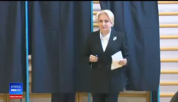 Un membru al secției de vot a refuzat să dea mâna cu Băsescu și Dragnea. Le-a făcut un semn discret