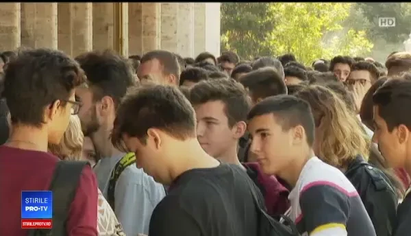 Mii de tineri la coadă, la Sala Palatului. Cum pot primi bani pentru a studia în străinătate