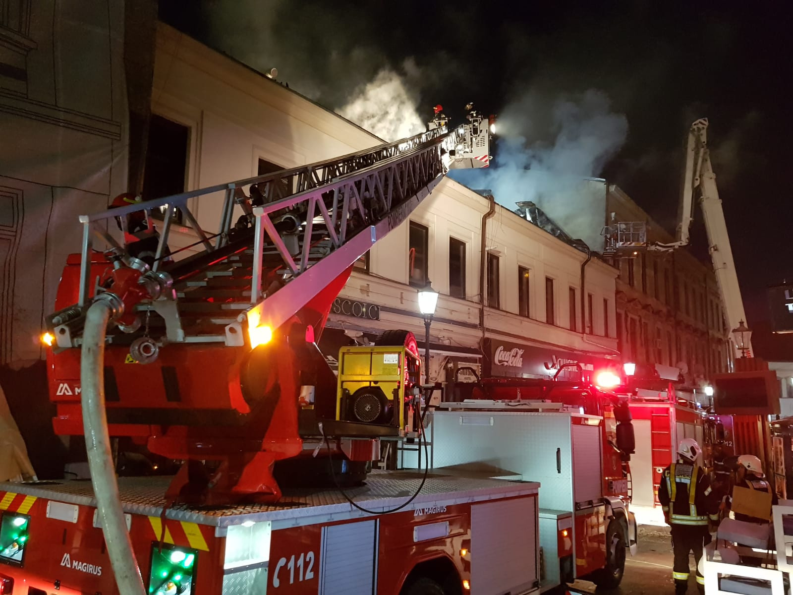 Anchetă după incendiul de amploare din Centrul Vechi. A fost afectat și un club. FOTO