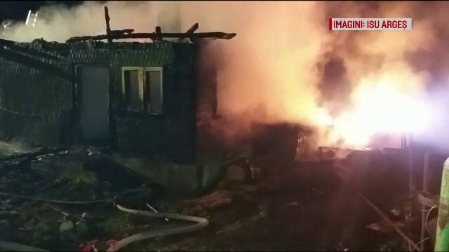 Trei case distruse de flăcări, într-o singură noapte, într-o localitate din Argeș