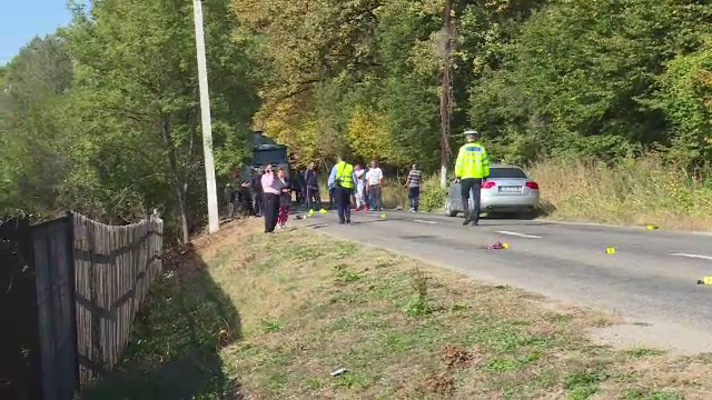 Femeie ucisă când voia să se urce într-o mașină: „Uitaţi câti metri sunt de la batic până unde a dus-o”