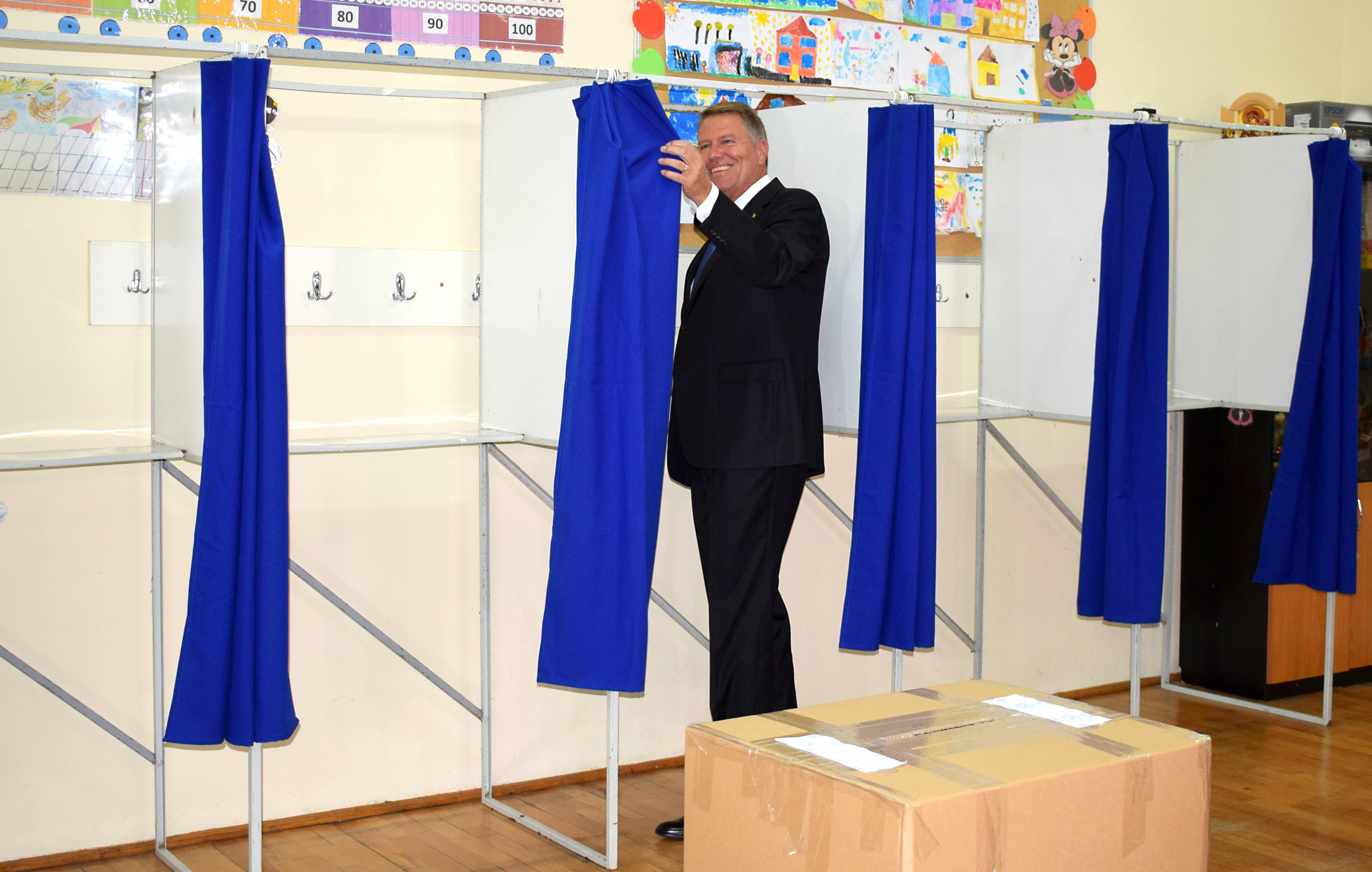 Klaus Iohannis a mers să voteze duminică seara la referendum