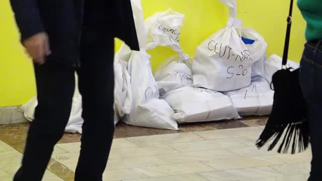 Cozi la predarea sacilor cu voturi. "Foarte obositor, nu prea am avut votanţi"