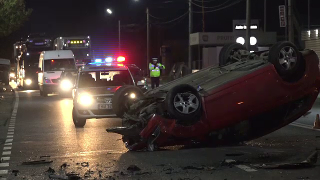 Patru persoane, printre care un copil, au ajuns la spital. Maşina în care se aflau, implicată într-un accident