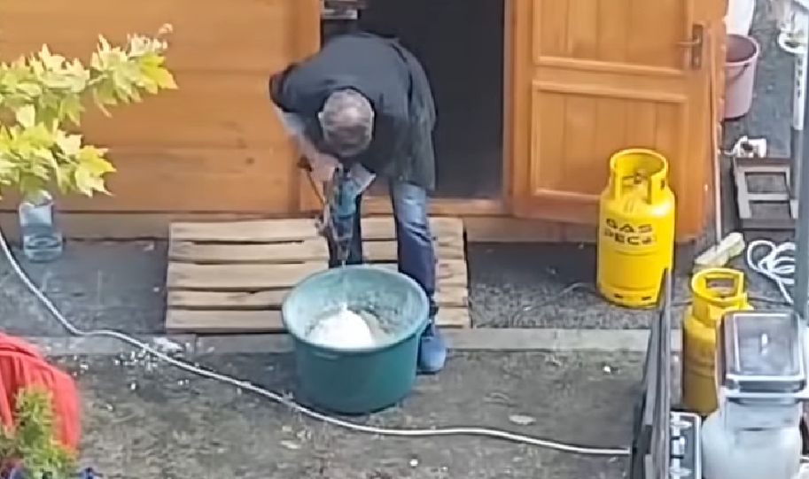 Filmat în timp ce amesteca cu bormaşina aluatul pentru plăcinte, la Festivalul Castanelor din Baia Mare