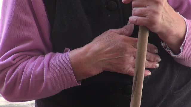 O bătrână din Iași fost înșelată cu 33.000 €. Povestea cu care a fost păcălită