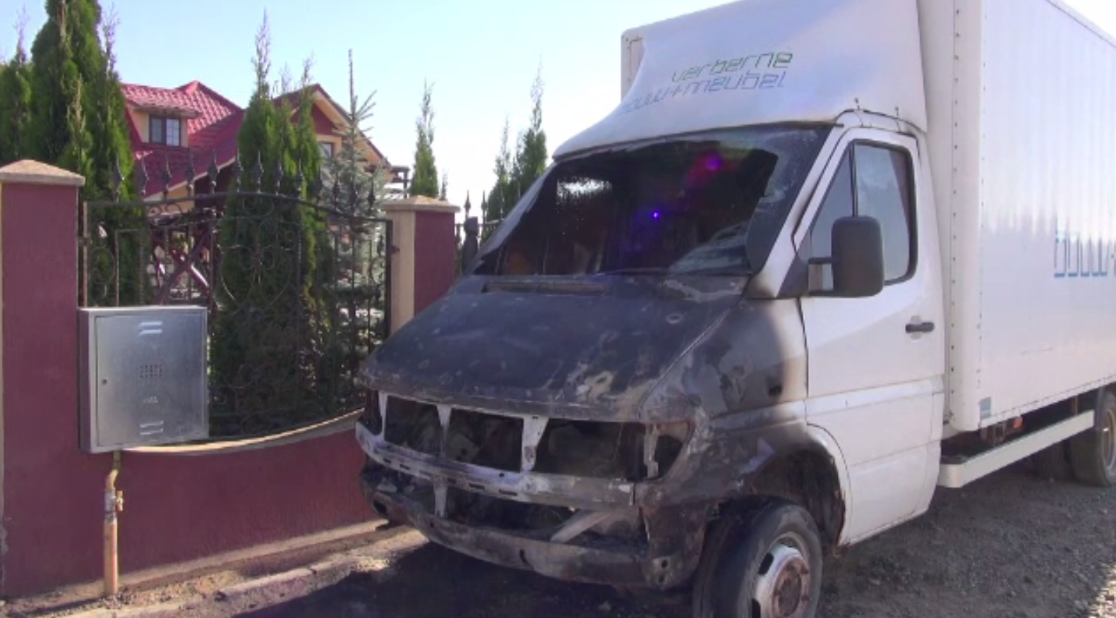 Mașinile unei familii din Neamț, mistuite de un incendiu puternic. ”O mână criminală”