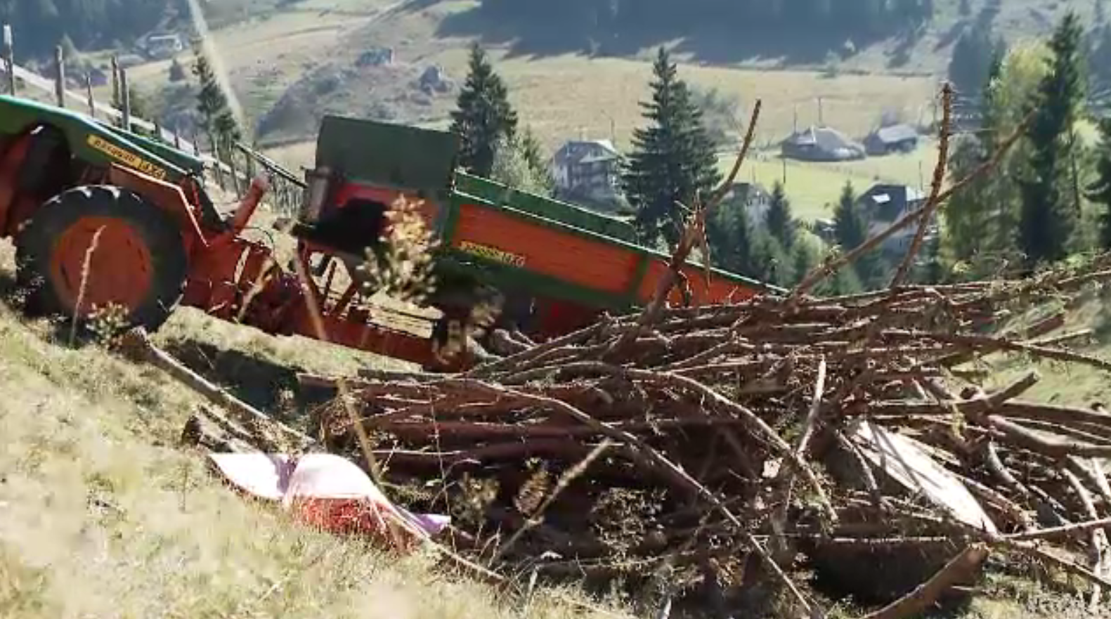 Bărbat strivit de roțile tractorului pe care îl conducea. Cum s-a produs accidentul